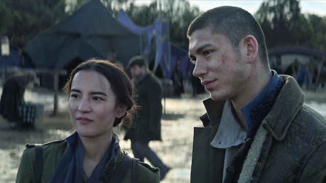 Jessie Mei Li y Archie Renaux como Alina y Mal. (Foto: Netflix)