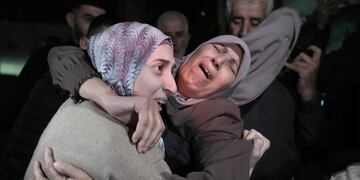 Shuruq Dwayat, a la izquierda, una prisionera palestina liberada por Israel, es abrazada por familiares a su llegada a casa en el vecindario de Sur Bahar, en Jerusalén Oriental, el domingo 26 de noviembre de 2023.