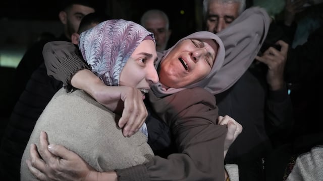 Shuruq Dwayat, a la izquierda, una prisionera palestina liberada por Israel, es abrazada por familiares a su llegada a casa en el vecindario de Sur Bahar, en Jerusalén Oriental, el domingo 26 de noviembre de 2023.