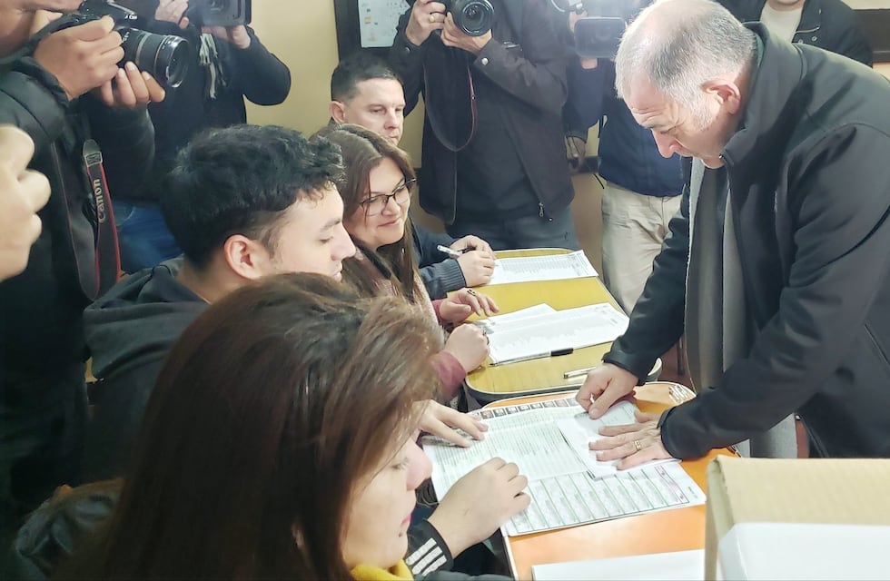 Luis Juez fue a votar solo y declaró: “Ha sido una campaña fea, con cruces estúpidos”