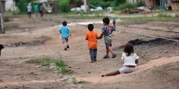 Seis de cada 10 familias tuvieron que recurrir a alguna ayuda estatal para comprar elementos básicos. (Javier Ferreyra / Archivo)