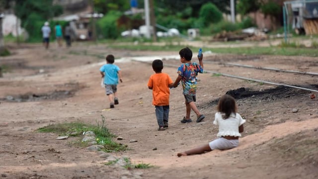 Seis de cada 10 familias tuvieron que recurrir a alguna ayuda estatal para comprar elementos básicos. (Javier Ferreyra / Archivo)