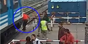 Quiso cruzar las vías distraído con el celular y un tren le golpeó la cabeza. Foto: Captura de video.