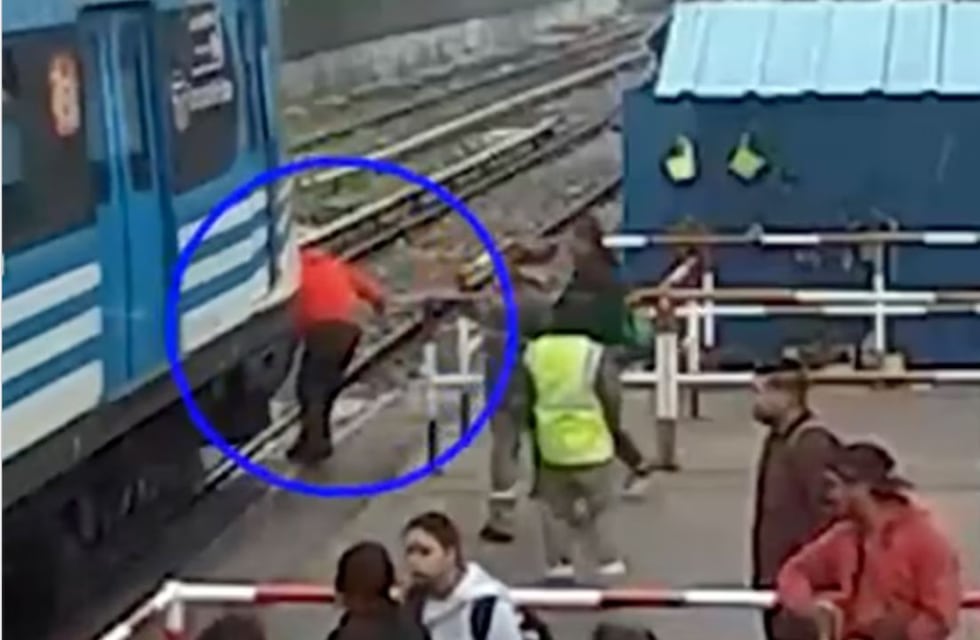 Se salvó de milagro: un peatón se distrajo mirando su celular, y casi fue arrollado por el tren