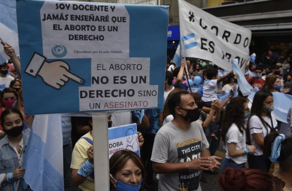 Proyecto de ley por el aborto legal: marcha celeste en el centro de Córdoba