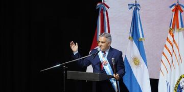En el acto de asunción, Martín Llaryora se refirió a Javier Milei.