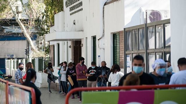 Cola a la espera del resultado del hisopado en el Hospital Carrasco
