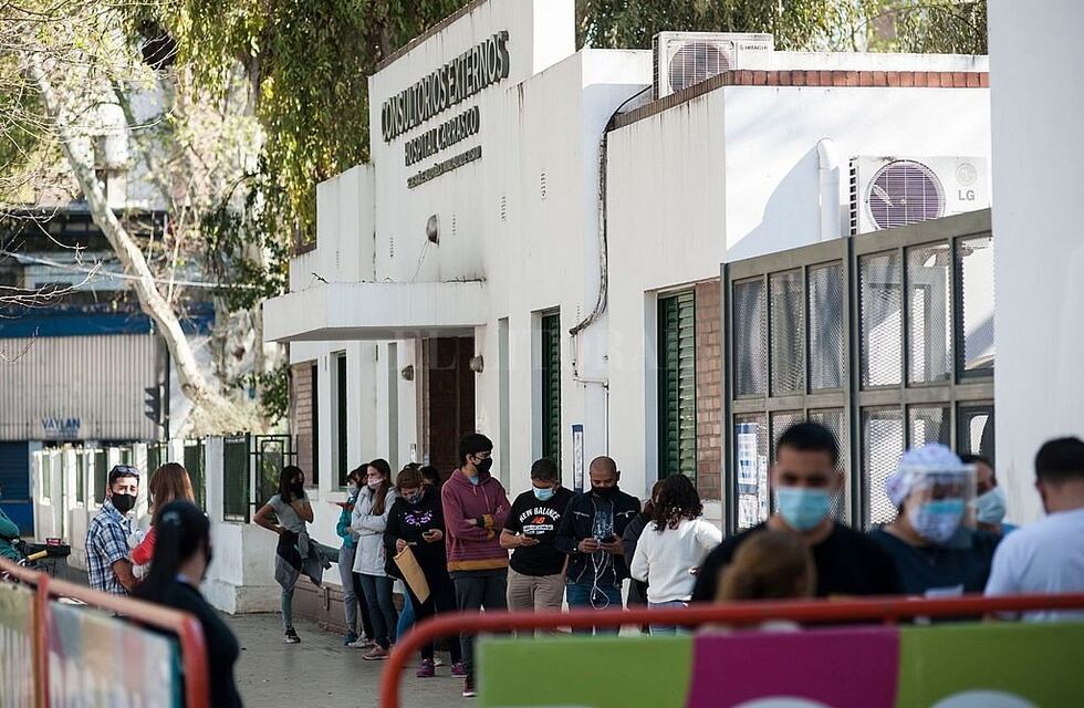 Insólito: esperan el resultado del hisopado amontonados y sin barbijo