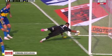 El momento en el que Sergio Romero reacciona ante el rebote de la pelota en Lema antes de lo que pudo ser el segundo para River en el clásico ante Boca