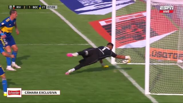 El momento en el que Sergio Romero reacciona ante el rebote de la pelota en Lema antes de lo que pudo ser el segundo para River en el clásico ante Boca