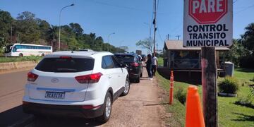 Se registran largas filas en el acceso a Iguazú y apuntan al cobro de la taza ecoturista como la causa.