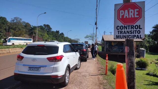 Se registran largas filas en el acceso a Iguazú y apuntan al cobro de la taza ecoturista como la causa.