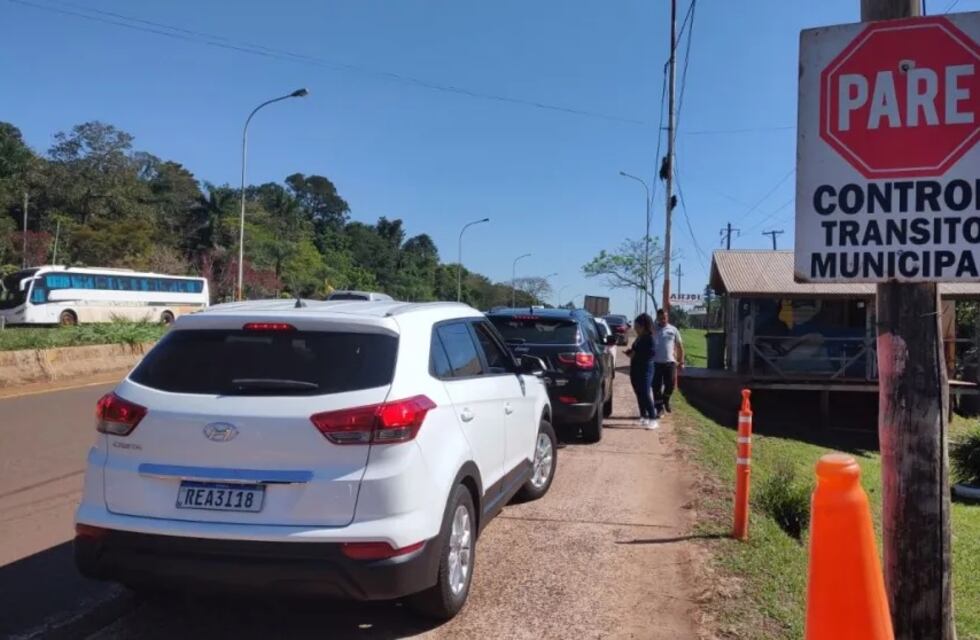 Se registran largas filas en el acceso a Iguazú y apuntan al cobro de la taza ecoturista como la causa