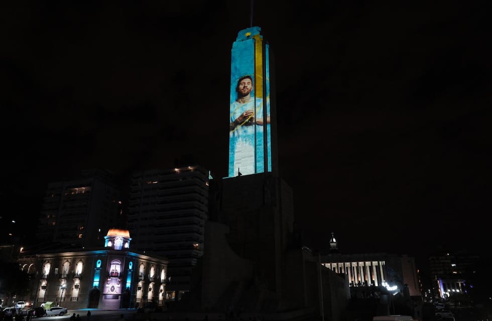 Lionel Messi y Ángel Di María fueron homenajeados en el Monumento a la Bandera de Rosario