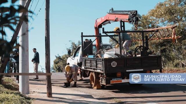 Obras de reparación en los tendidos eléctricos e intercambio de postes en Puerto Piray.