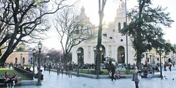 El hombre desaparecido fue visto en la Plaza San Martín de la ciudad de Córdoba.
