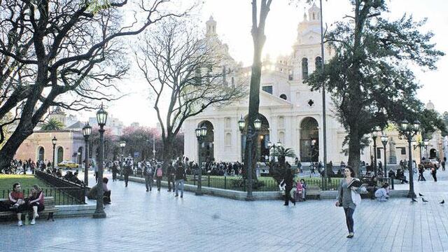 El hombre desaparecido fue visto en la Plaza San Martín de la ciudad de Córdoba.