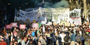 Una multitud en la marcha ambiental.