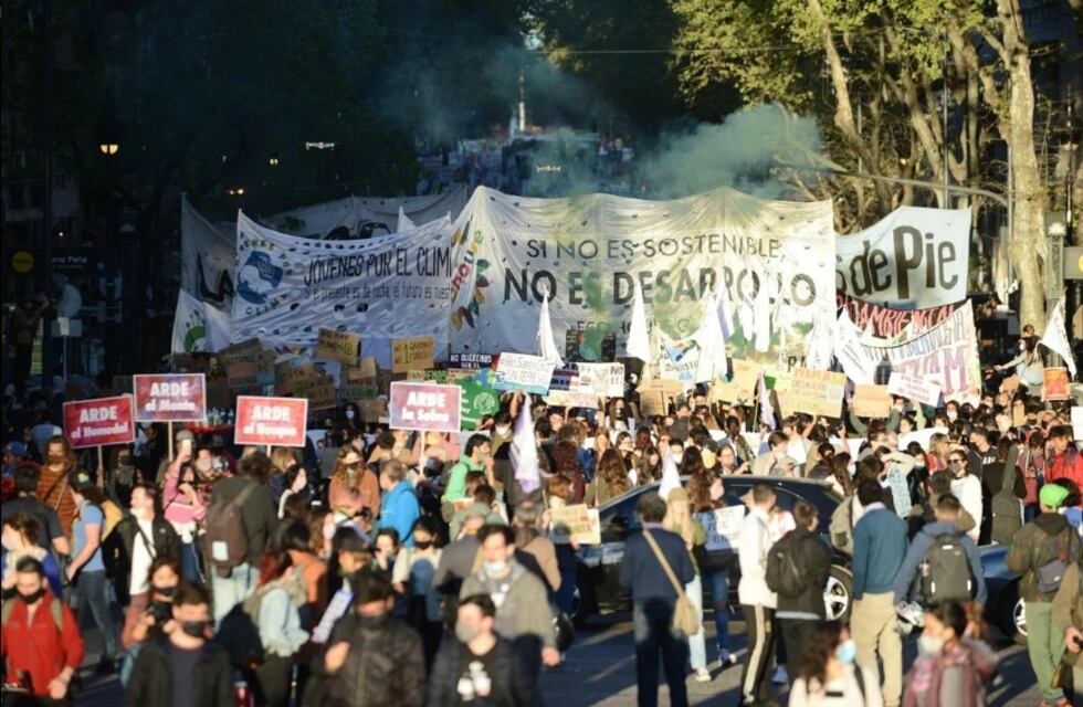 Crisis climática: masiva marcha ambientalista en el centro porteño