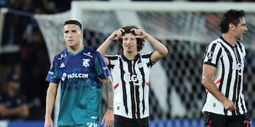 Iván Franco festeja el 1-0 de Libertad. Lo sufre Gastón Benavídez, de Talleres. (AP)