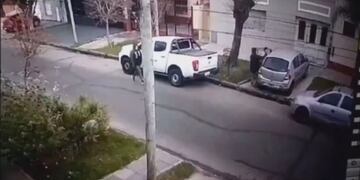 El momento en el que los asaltantes atacan a la mujer.