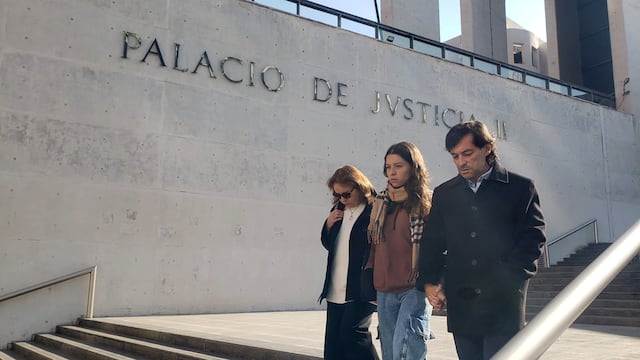 El fiscal Mana recibe a la familia de Catalina Gutiérrez. (Ramiro Pereyra / La Voz)