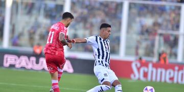 Talleres y Argentinos, en un atractivo duelo por la Liga Profesional en el Kempes. (Ramiro Pereyra / La Voz)