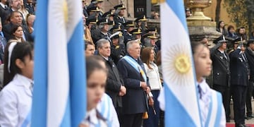 Jaldo tomó juramento de lealtad a la bandera a 2500 alumnos.