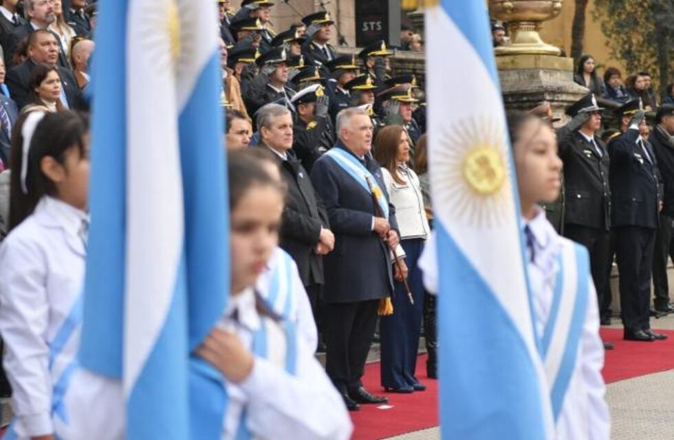Ante el gobernador Jaldo, 2.500 estudiantes de Tucumán prometieron lealtad a la Bandera Argentina