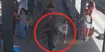 Las últimas imágenes de Maia Yael Beloso, tomando el tren Sarmiento desde Liniers a Castelar