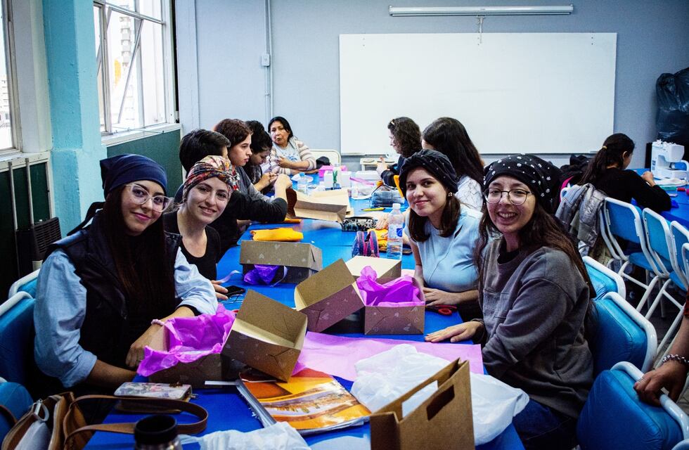 Estudiantes de Córdoba confeccionaron accesorios para pacientes en tratamiento oncológico