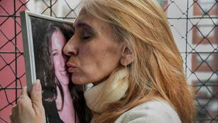 Jimena Aduriz besa la foto de su hija Ángeles.