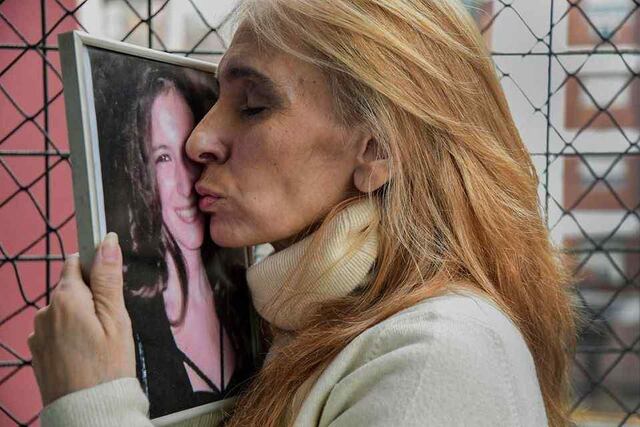 Jimena Aduriz besa la foto de su hija Ángeles.