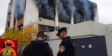 El incendio en el edificio de Apross, que se desató este viernes en Córdoba (José Gabriel Hernández / La Voz).