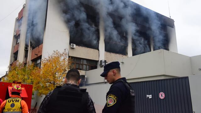 El incendio en el edificio de Apross, que se desató este viernes en Córdoba (José Gabriel Hernández / La Voz).