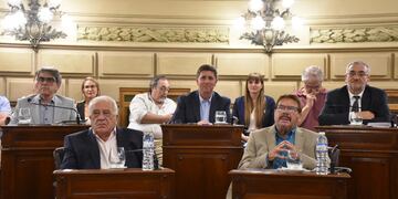 Los senadores Ruben Pirola (Las Colonias), Alcides Calvo (Castellanos), Armando Traferri (San Lorenzo), Osvaldo Sosa (Vera) y Eduardo Daniel Rosconi (Caseros)
