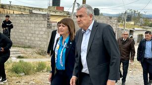 Bullrich y Morales recorrieron juntos el barrio Tupac Amaru, fundado por Milagro Sala (Foto: Prensa Patricia Bullrich)