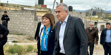 Bullrich y Morales recorrieron juntos el barrio Tupac Amaru, fundado por Milagro Sala (Foto: Prensa Patricia Bullrich)
