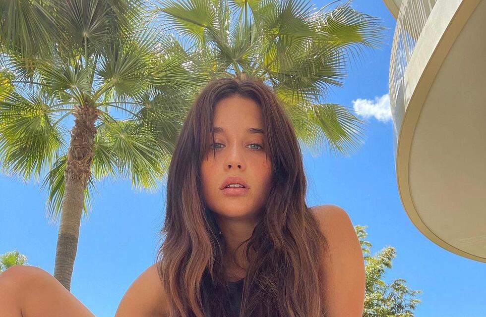 María Pedraza posó recostada con una bikini negra y presumió su bronceado