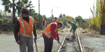 Los socios de Ferrotur Trasandino Mendoza despejando las vías.