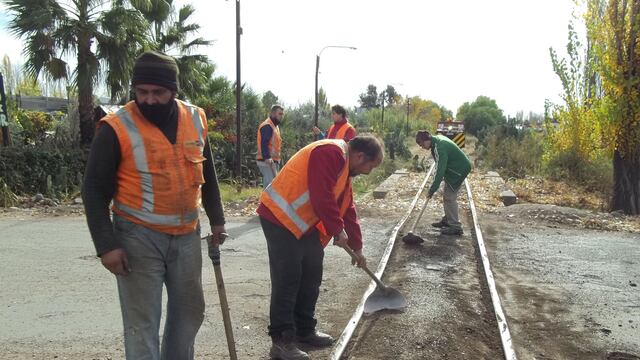 Los socios de Ferrotur Trasandino Mendoza despejando las vías.