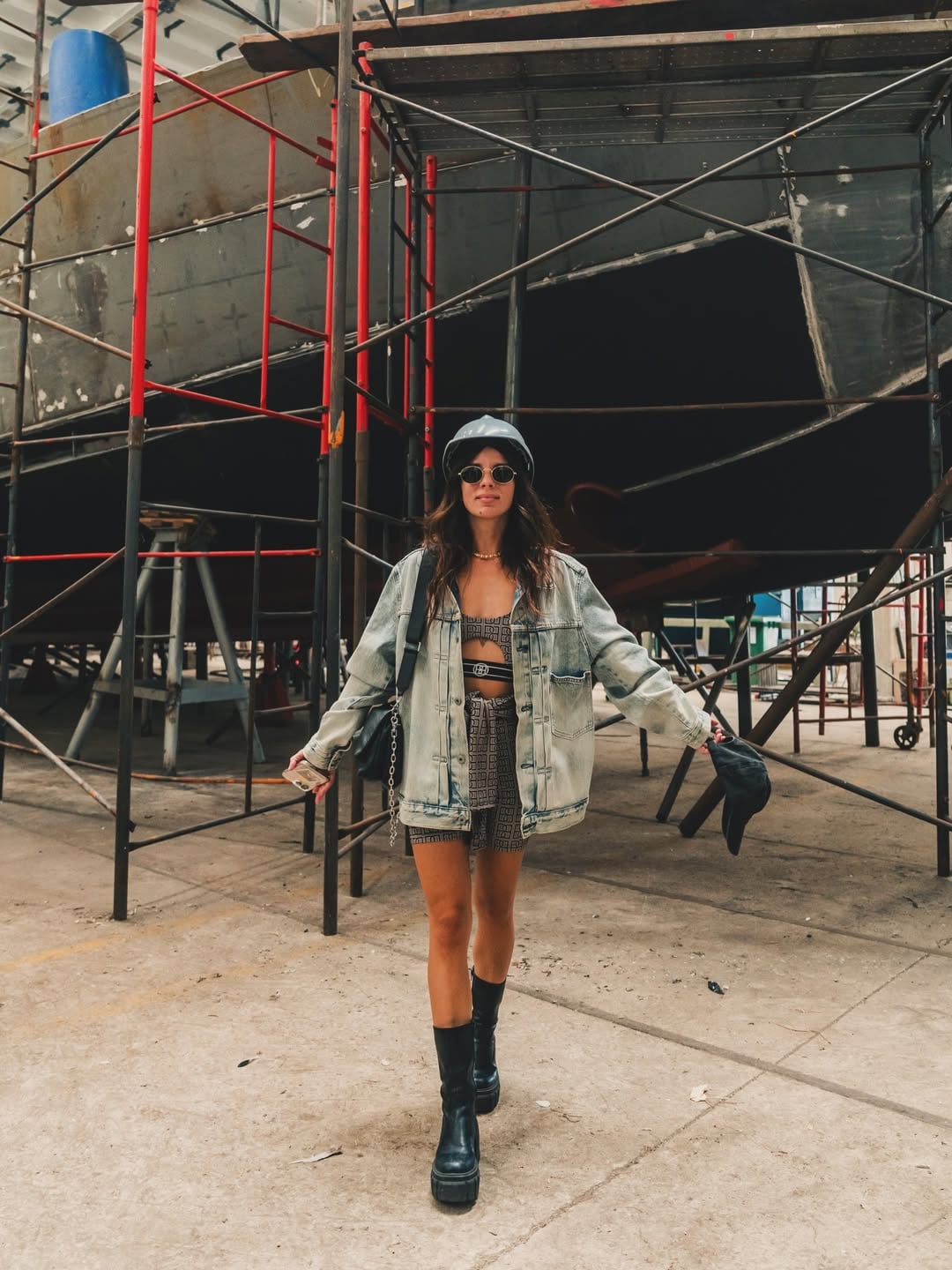 Botas y campera de jean oversize: Gime Accardi lo hizo de nuevo y marcó tendencia con las prendas de la temporada