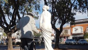 Roberto Grazioli se encarga del mantenimiento de las estatuas de la Plaza 25 de Mayo