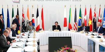 Políticos y delegados, incluyendo el presidente de Estados Unidos, Joe Biden (derecha); el primer ministro de Japón, Fumio Kishida (centro), o el presidente de Indonesia, Joko Widodo (centro, izquierda), durante una reunión del Grupo de los Siete en la cumbre de Hiroshima, Japón, el 20 de mayo de 2023. (Japan Pool vía AP)