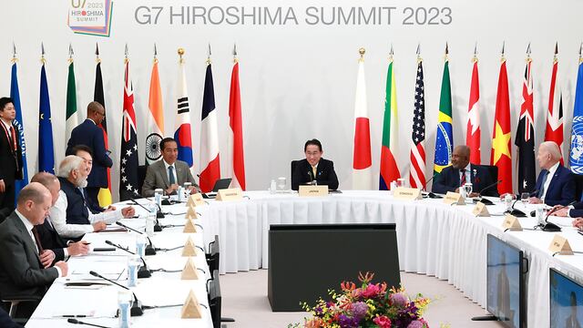 Políticos y delegados, incluyendo el presidente de Estados Unidos, Joe Biden (derecha); el primer ministro de Japón, Fumio Kishida (centro), o el presidente de Indonesia, Joko Widodo (centro, izquierda), durante una reunión del Grupo de los Siete en la cumbre de Hiroshima, Japón, el 20 de mayo de 2023. (Japan Pool vía AP)