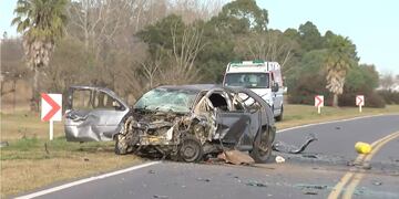 El Volkswagen Gol quedó destrozado por el impacto.