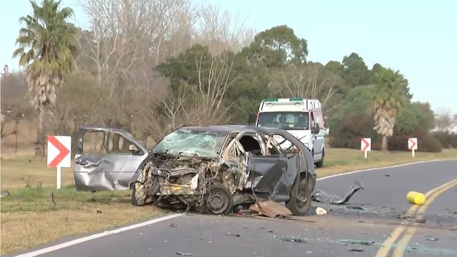 El Volkswagen Gol quedó destrozado por el impacto.