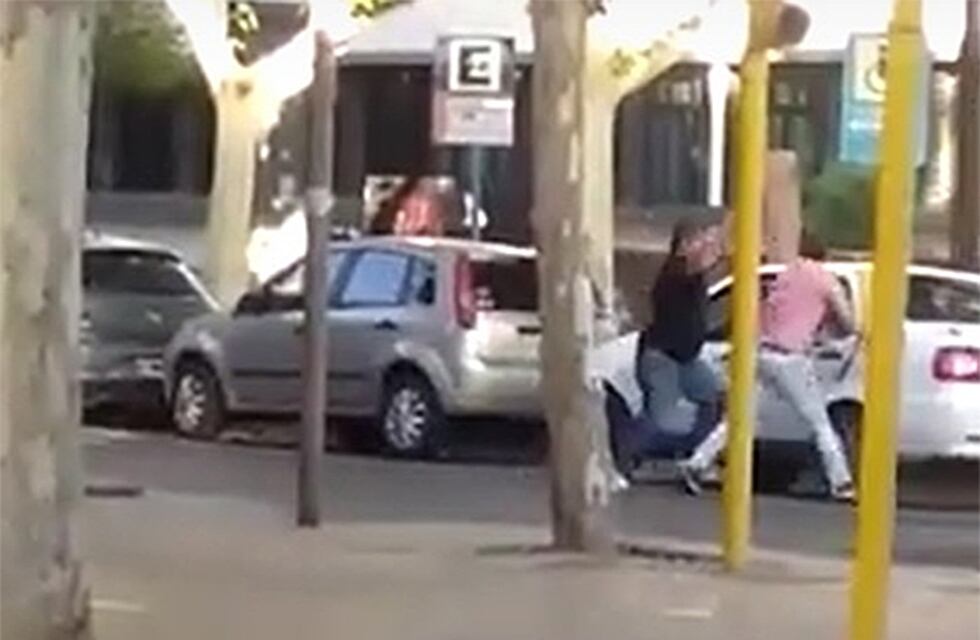 Dos taxistas de empresas rivales se fueron a las manos en pleno centro