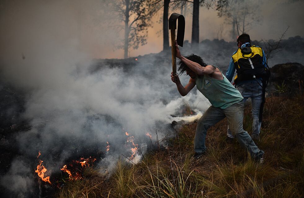 Bomberos de Arroyito se suman a la lucha contra el fuego en las Sierras