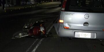 Accidente vial en Posadas: una moto impactó contra un vehículo estacionado